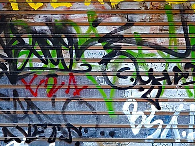 Bilde av vegg med grafitti